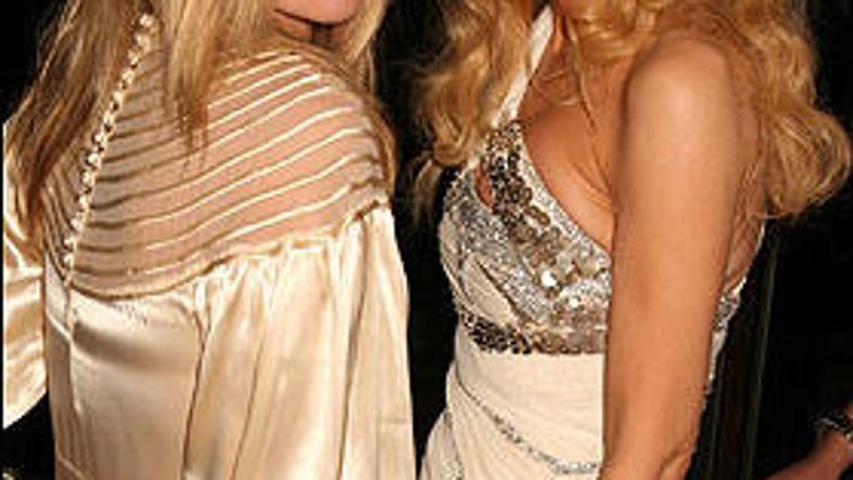 Courtney (desno) je priznala, da je bilo zabavno. (Foto: The Sun)