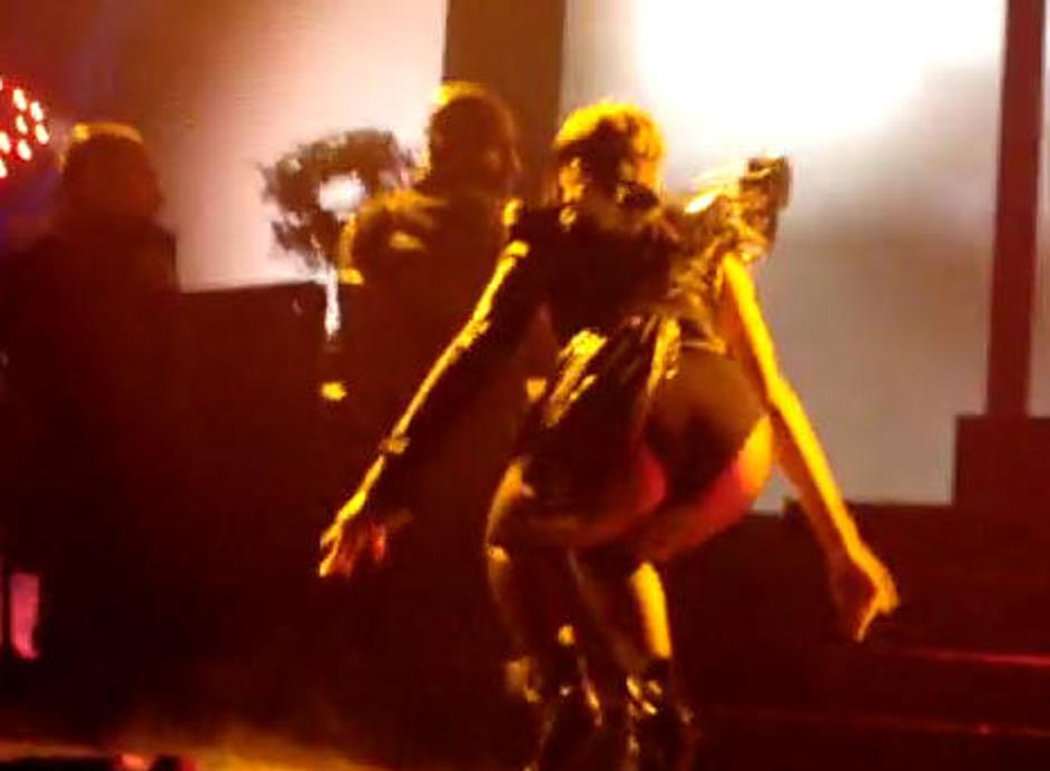 Rihanna se zaradi padca ni preveč obremenjevala. (Foto: YouTube)