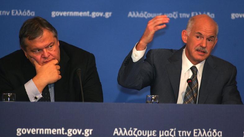 Grški premier George Papandreou (desno) in finančni minister Evangelos Venizelos