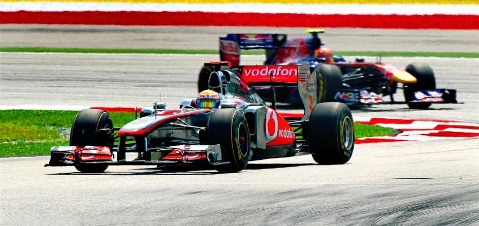 Lewis Hamilton (McLaren) in Sebastian Vettel (Red Bull)