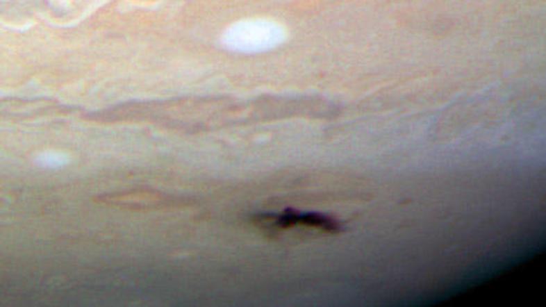 Krater na Jupitru je velikosti Zemlje.