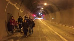 Evakuacija predora Dekani zaradi gorečega vozila