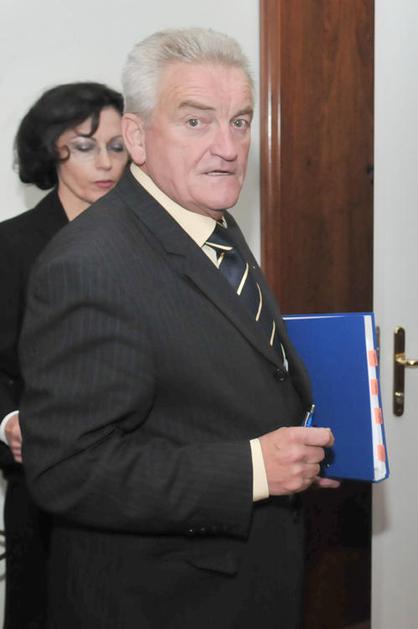 Miklavčič naj bi se na delovno mesto vrnil v sredo, zaenkrat pa svoje delo oprav