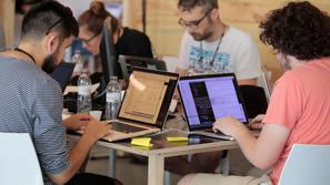 Programerji sedijo za računalnikom in delajo