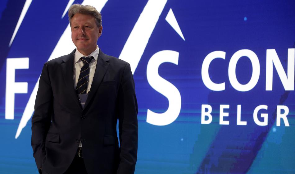 Pretres v vrhu FIS-a! Osovraženega predsednika odnesel en sa