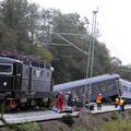 Prva dva vagona za lokomotivo sta iztirila in se prevrnila. (Foto: Reuters)