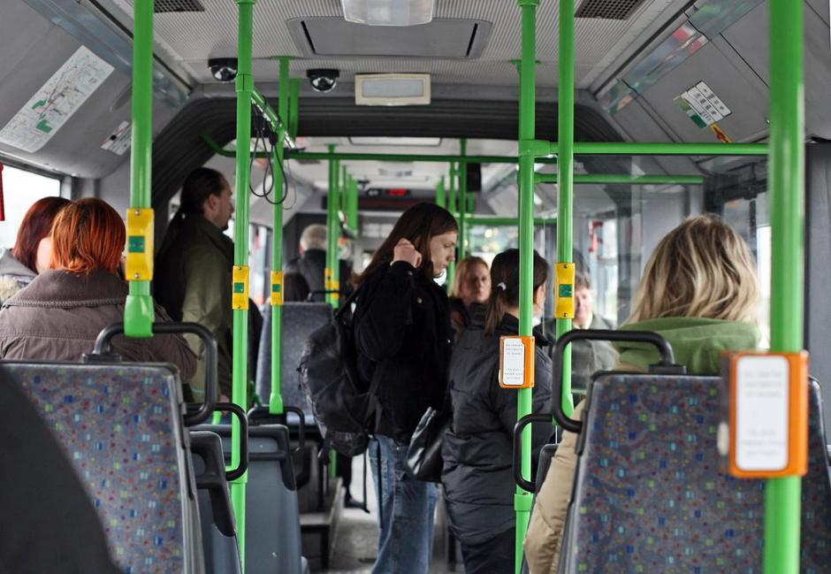 Mesečna vozovnica LPP stane 34 evrov. Toliko bodo zaradi odloka Mestne občine Lj | Avtor: Saša Despot