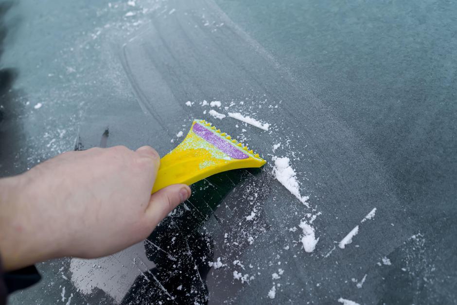 Zmrznjen avto, čiščenje | Avtor: Profimedia