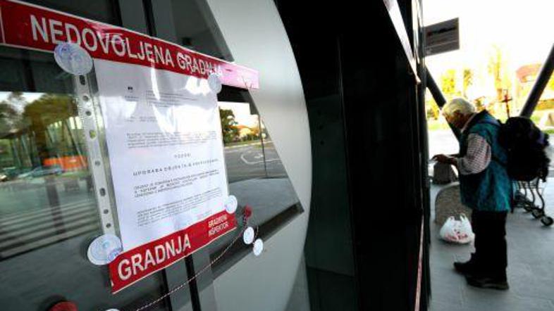 Merkurjev center na robu prestolnice je zapečaten, ker manjka dovoljenje o pravi