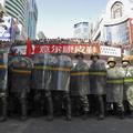 Vojaška policija je ob izbruhu protestov zablokirala ulico v Urumqiju.