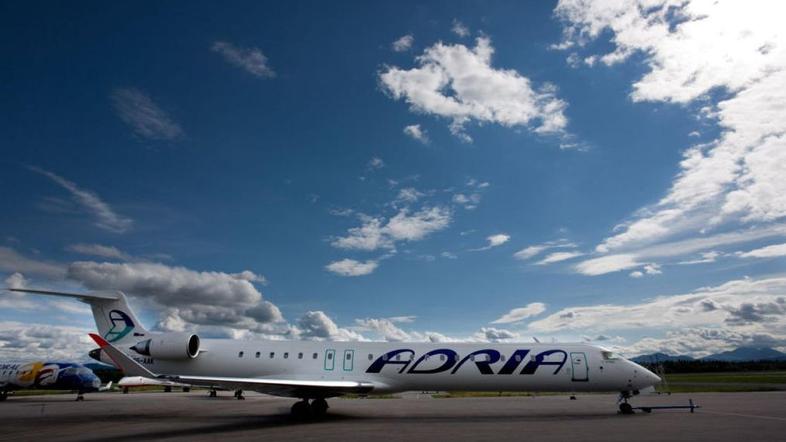 Letalo Adrie Airways je na letališču Jožeta Pučnika pristalo s počeno pnevmatiko