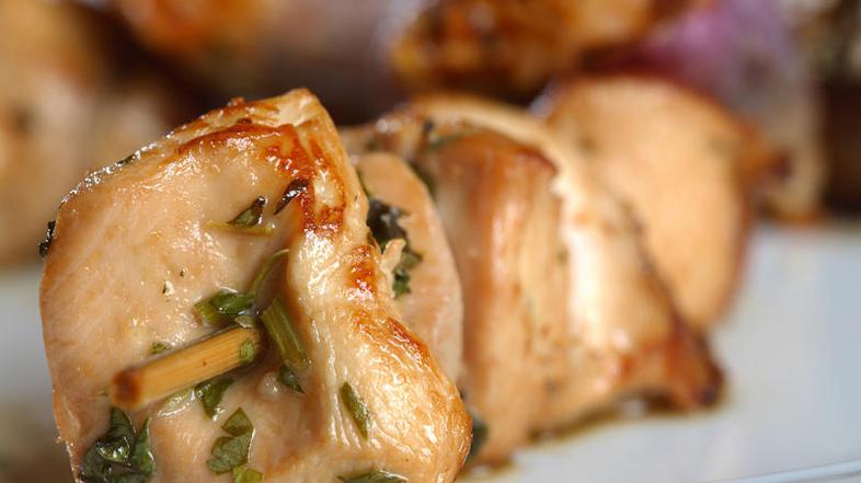 Piščančja nabodala lahko začinite tudi čisto po svoje. (Foto: Shutterstock)