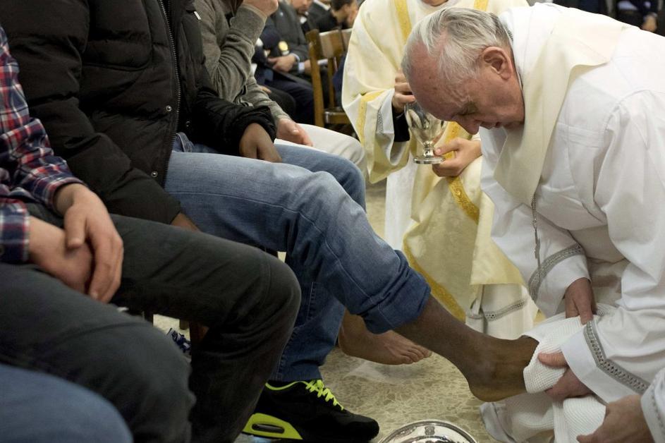 Noge umivanje papež