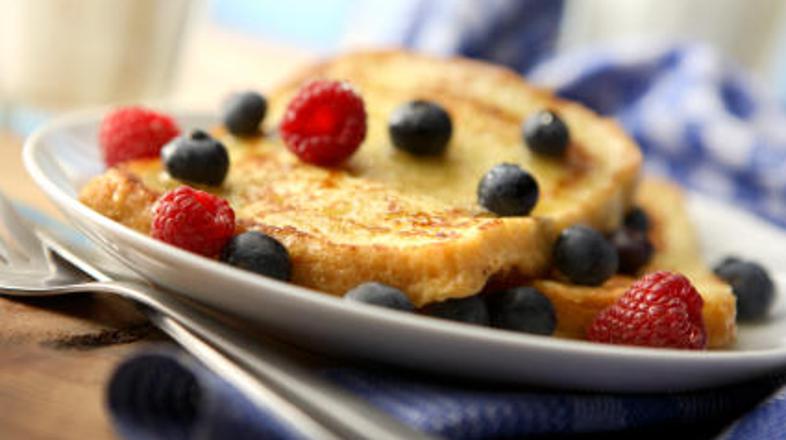 Slasten zajtrk z ocvrtimi šnitami in sadjem