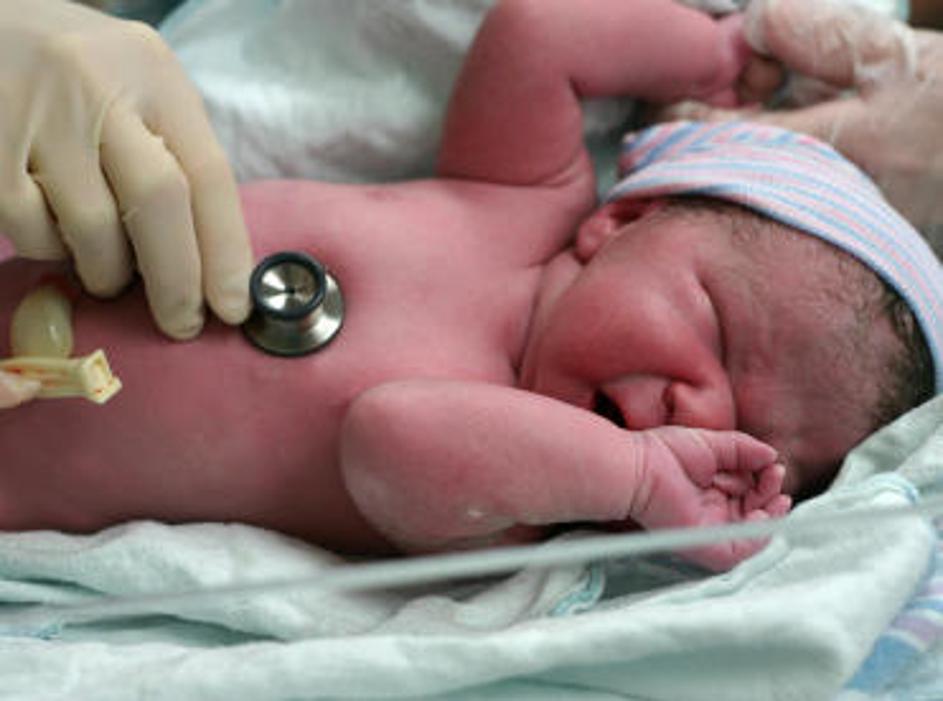 Tako mati kot novorojeni sin sta pristala na intenzivni negi, zdravniki pa ne iz
