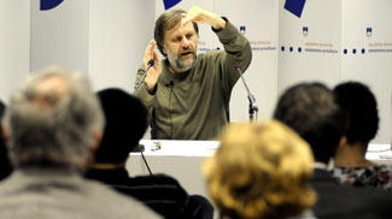 Žižek je na predavanju ponudil tudi odgovor na evropski stereotip, da so Američa