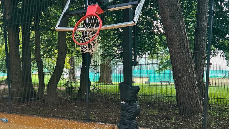 Uničen koš na igrišču Gorana Dragića
