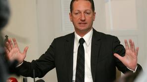 Koprskega župana Borisa Popoviča, ki sicer ni bil navzoč na sodišču, so včeraj b