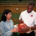 Robertson podpisuje žogo kitajski košarkarski navdušenki.