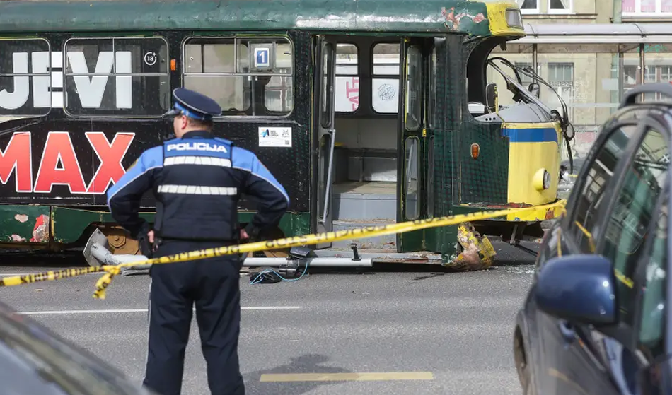 Grozljivi prizori iz Sarajeva: Iztiril tramvaj, poročajo o smrtnih žrtvah