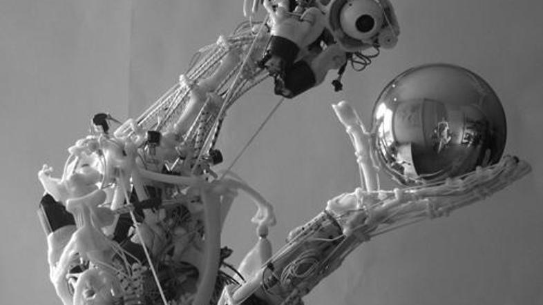 Njegove kosti so gibljive kot človeške.