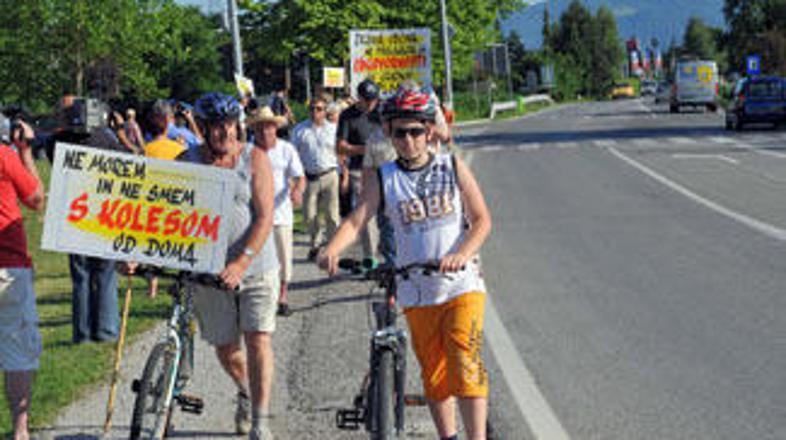 Na včerajšnjem mirnem protestnem shodu v Vojniku se je zbralo okoli sto krajanov