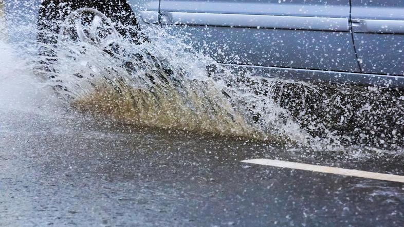 dež luža cesta avto