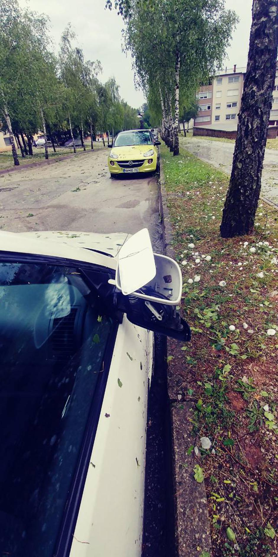 Toča, razbit avto | Avtor: bralka