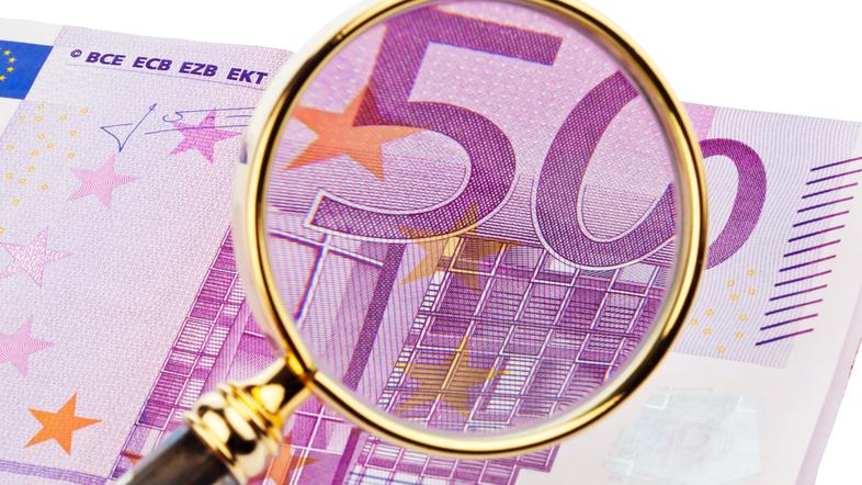 Denar pod drobnogledom.