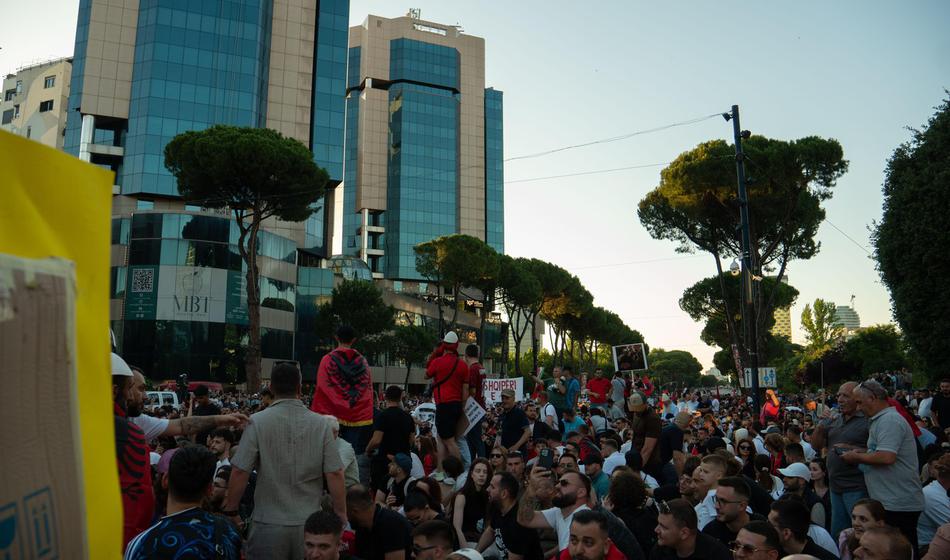 Nenavaden ukrep proti protestnikom: V tujino ne bi smeli več potovati