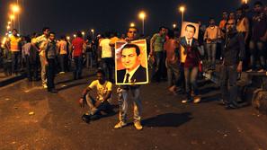 V središču Kaira so se včeraj zbrali podporniki Mubaraka in obeležili njegov 83.