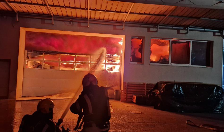 Foto: zato se je 150 posredovalcev z ognjem v Preserjah borilo vso noč