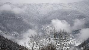 Vreme sneg, zasnežena zimska pokrajina