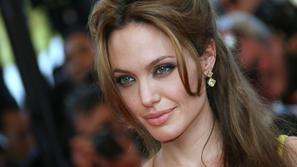 Življenje v Evropi ima na Angelino Jolie očitno velik vpliv, saj bi sedaj rada n