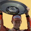 Casey Stoner je takole dvignil pokal za zmago na VN Avstralije. Zmaga doma je ve