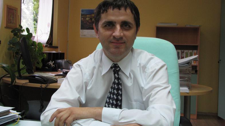 Albert Zorko je bil za v. d. ravnatelja prvič imenovan 4. novembra 2008. Če bo d