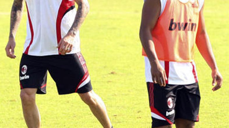 Beckham in Ronaldinho bosta spet skupaj teptala zelenice. FOTO: AFP