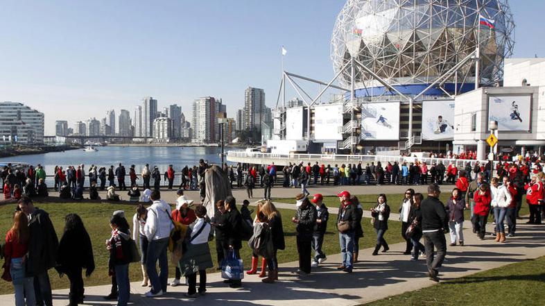 Ljudje čakajo v vrsti, da bi si lahko ogledali paviljon "Soči 2014" v Vancouvru.
