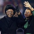 Mandela z ženo ob zaključku svetovnega nogometnega prvenstva v Južni Afriki. (Fo