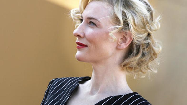 Srečna je, ker jo bodo lizali milijoni.