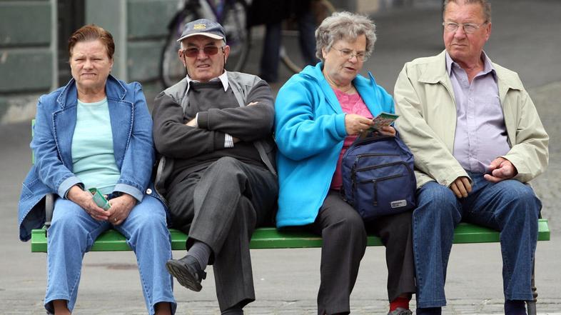 starejši, upokojenci, klopca, sedijo