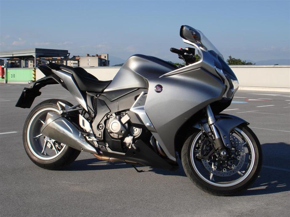 VFR 1200F DCT nakazuje kam bo šel razvoj motociklov v prihodnje. (Foto: Kristjan