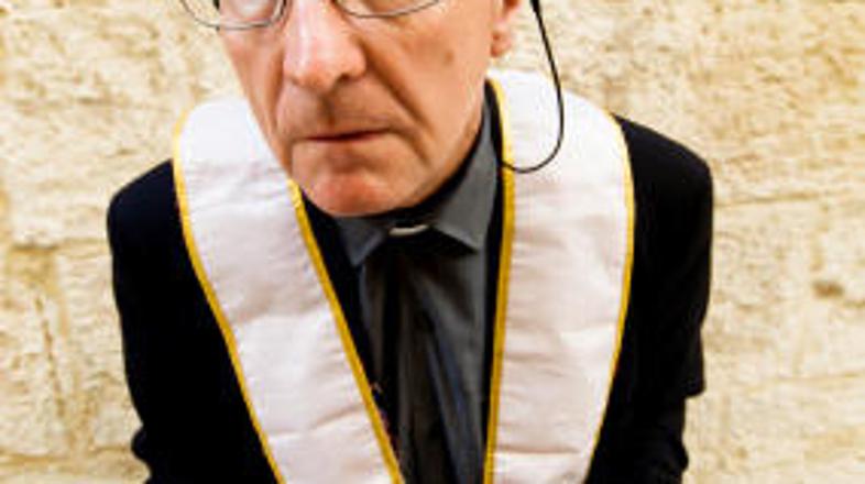 37-letnica je spala z 53 let starim duhovnikom.