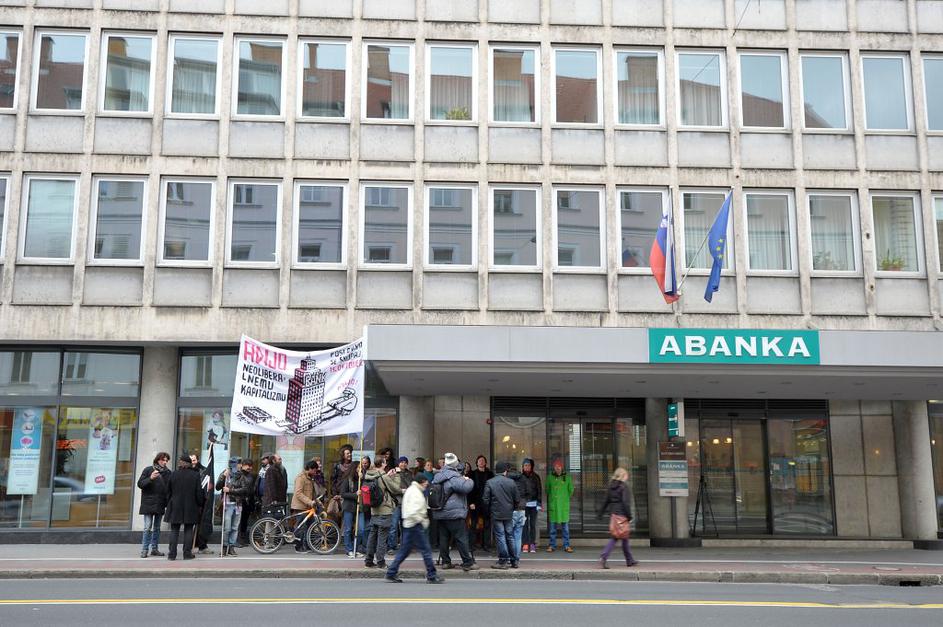 Protestniki pred Ljubljansko borzo.