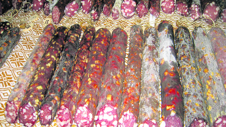 Takole so se salame včeraj ponujale ocenjevalcem, danes se bodo obiskovalcem. (F