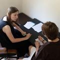 učiteljica in učenec za mizo med pripravo na test