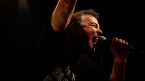 Jello Biafra and the Guantanamo School of Medicine v Kinu Šiška