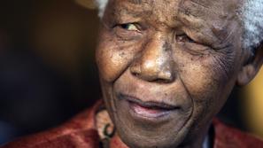 Nelson Mandela se je iz javnega življenja umaknil leta 2004. (Foto: Reuters)