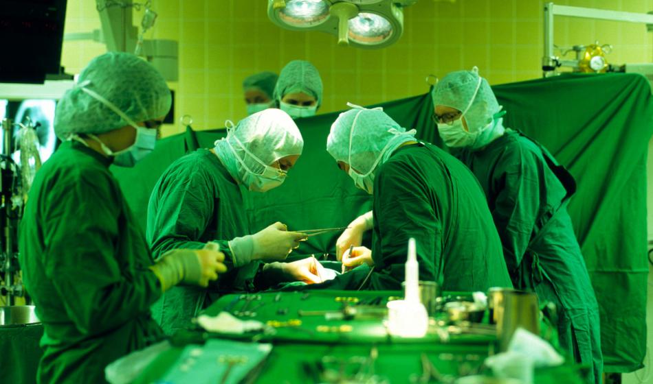 Sodišče oprostilo zdravnico, ki je 12-letni hčeri dovolila izvesti operacijo