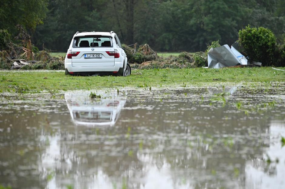 Poplavljen avto poplave | Avtor: epa